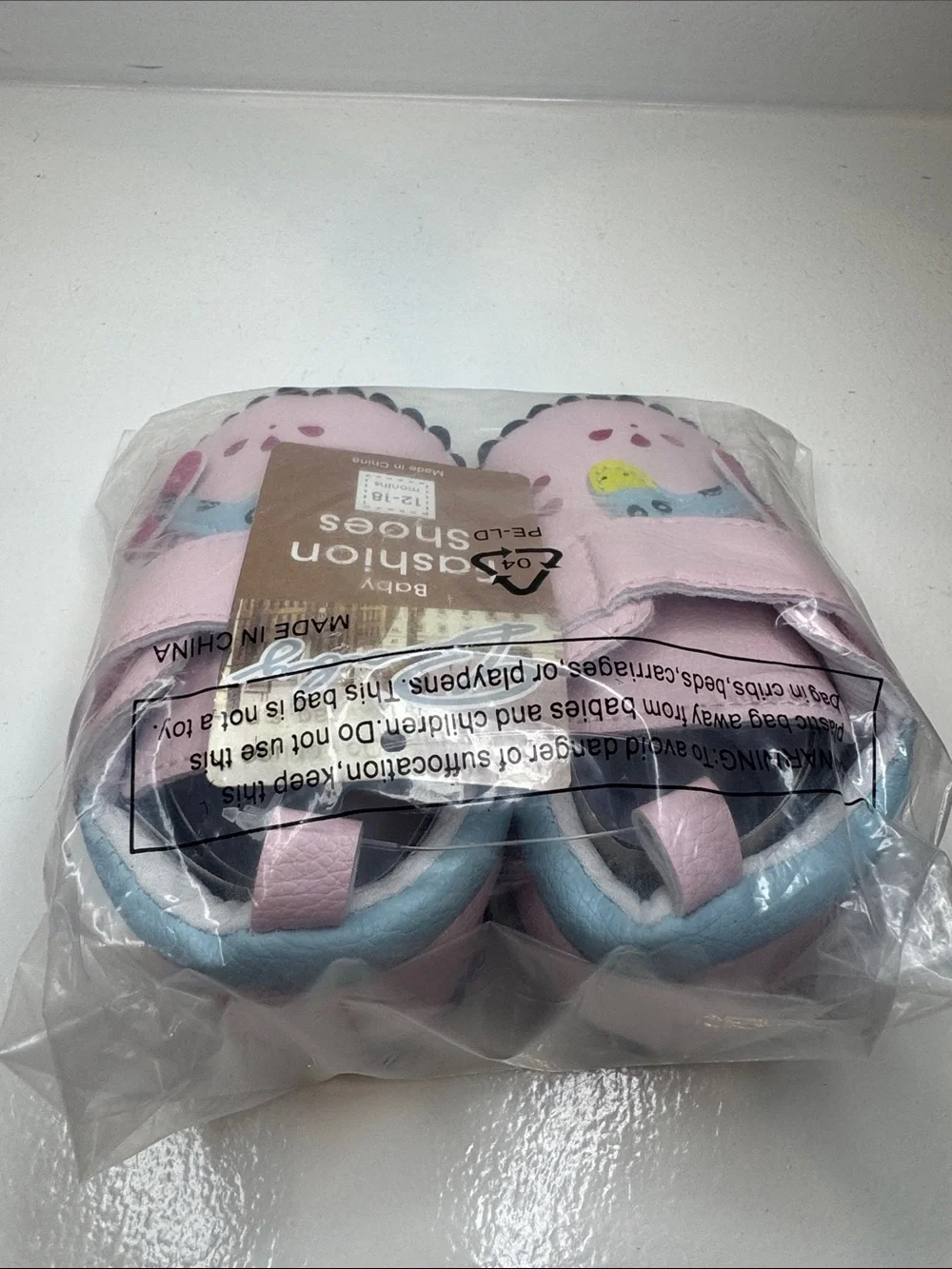 NWT girls pink giraffe baby shoes, faux leather Size 12-18 months, grip bottom